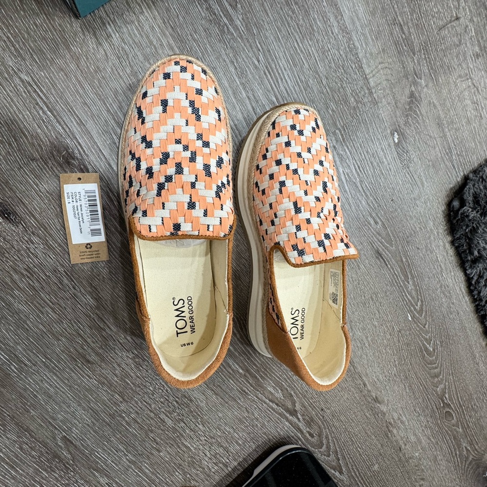 BRAND NEW-NEVER WORN TOMS Women's Peach/pink and white espadrille sneakers